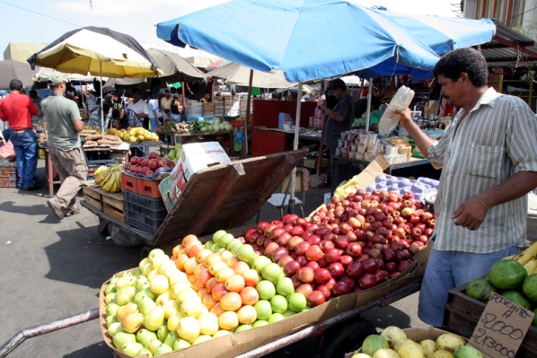 Buhoneros venden más caro pero sin cola