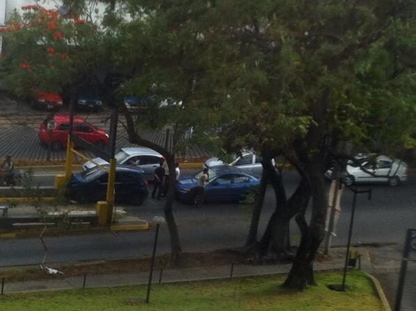 Carro choca contra barras de la entrada del C.C.C.T (FOTO)