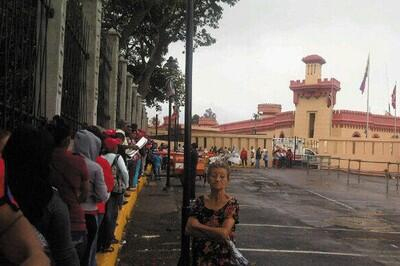 Comienza la cola para despedir a Chávez en el Museo Militar (FOTOS)