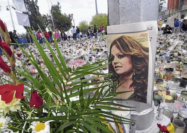 Demandan a empresa de Jenni Rivera y a dueños de avión donde murió la artista