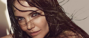 Katie Holmes posó “fresca” y con poca ropa para la revista Allure (FOTOS)