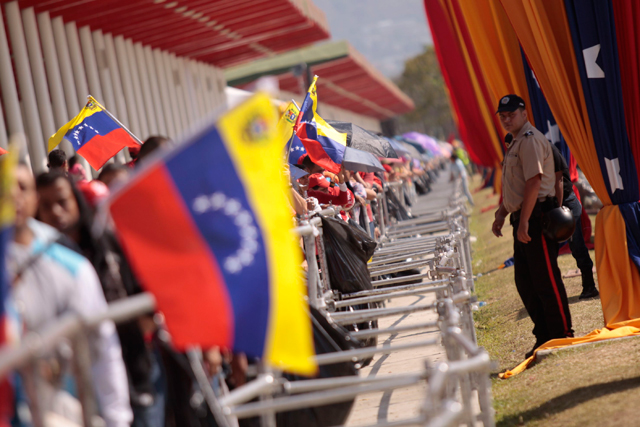 Continúan las largas colas para despedir a Chávez (Fotos)