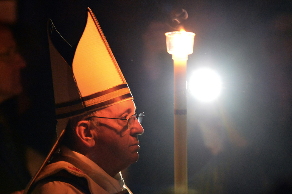 El papa pide rezar por las víctimas del derrumbe de un edificio en Bangladés