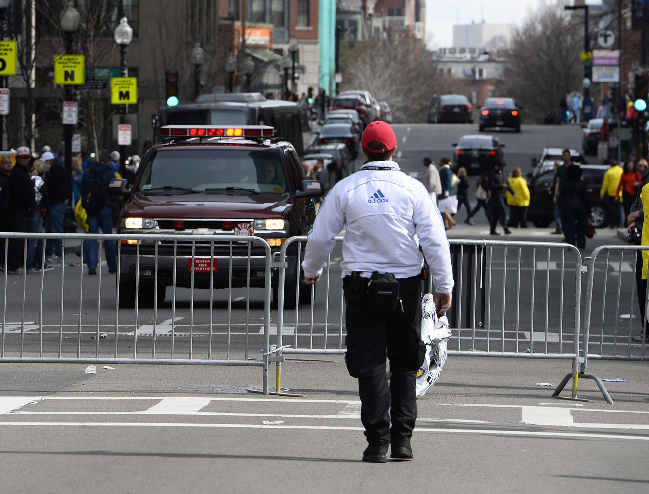 FBI busca a individuos capturados por las cámaras de seguridad