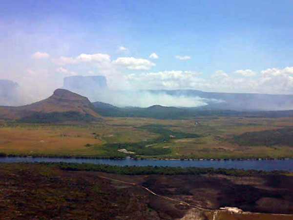 Ocho días de incendios en Canaima