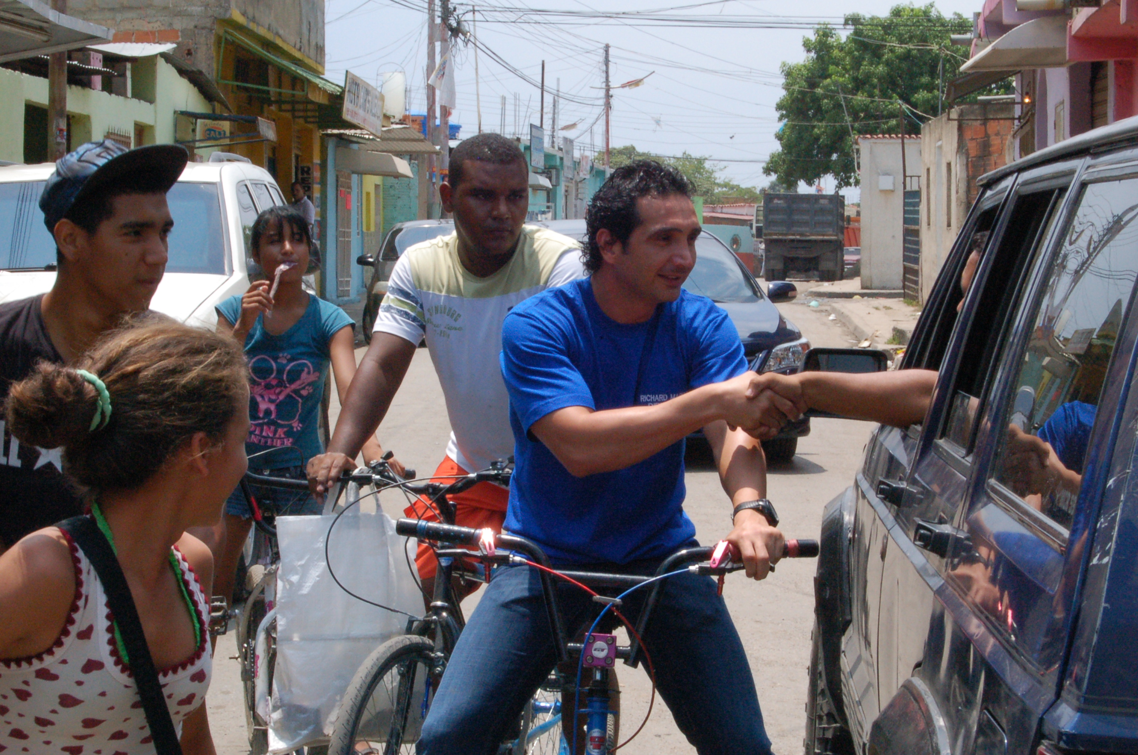 Richard Mardo entregó materiales deportivos en San Vicente