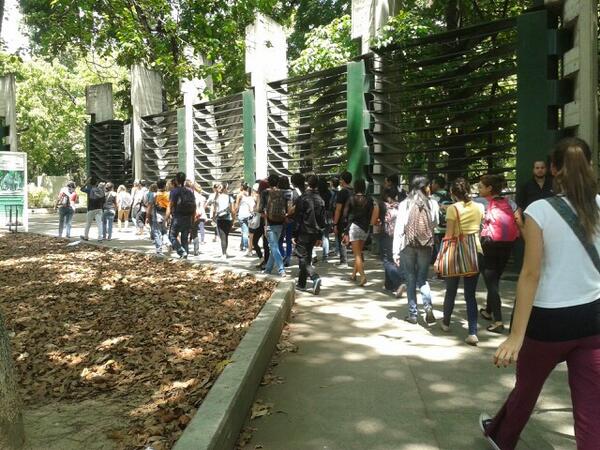 Estudiantes entregarán documento en la Fiscalía por actos vándalicos en la UCV (FOTO)