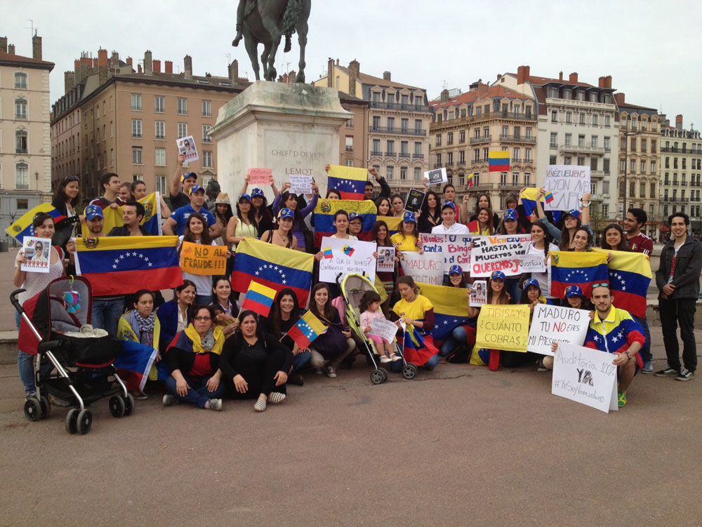 Venezolanos en Francia piden reconteo de votos (FOTOS)