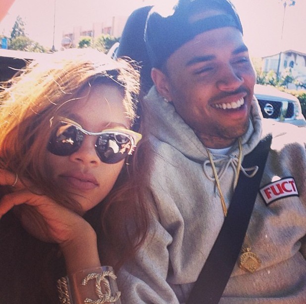 Rihanna niega estar separada de Chris Brown