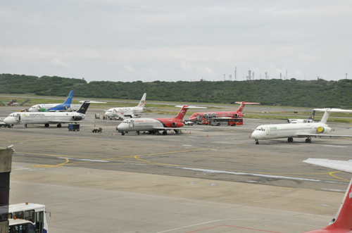 Estudian pagar deuda de aerolíneas con bonos