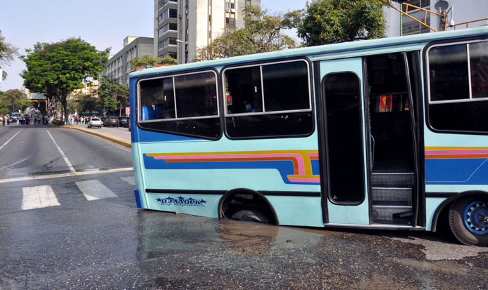 Chófer dañó su camioneta al caer en tremendo hueco tapado por el agua (Foto)