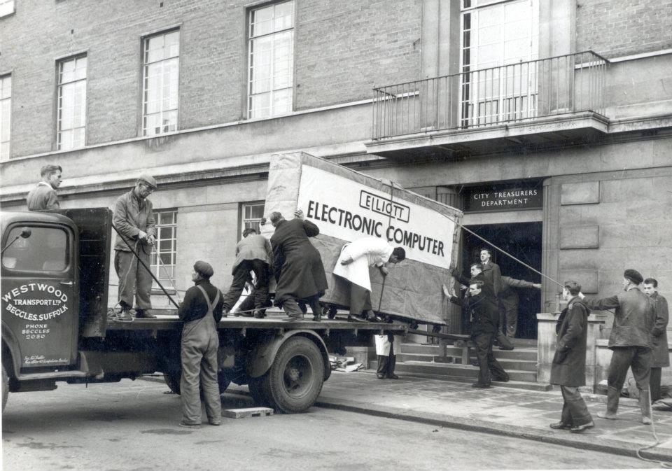 Retro foto del día: Así se entregaba una computadora en los 50´