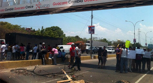 En Guacara vecinos protestan por invasiones (Fotos)