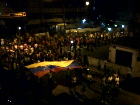 En Los Palos Grandes el #CacerolazoALas8 se volvió una alegre marcha de esperanza