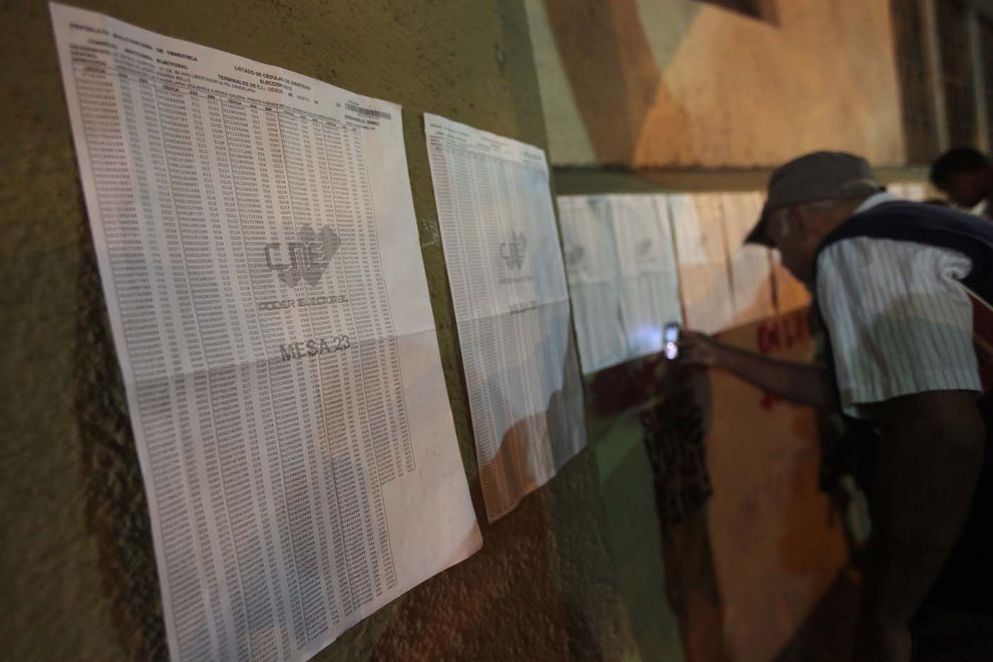 Bien temprano, haciendo cola para votar (Fotos)