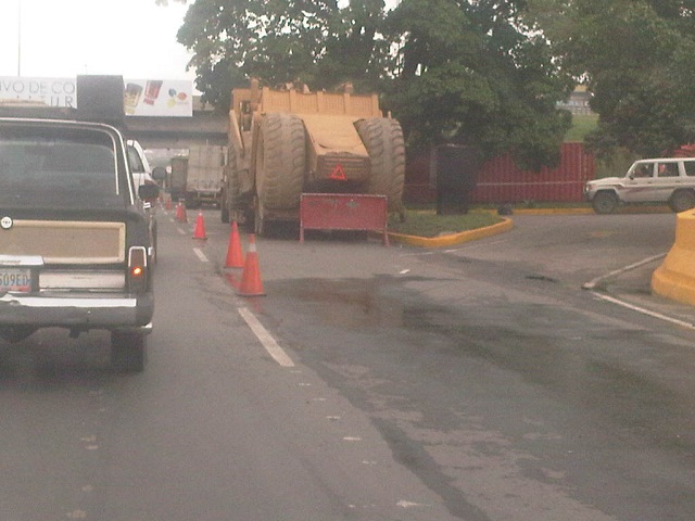 Esta maquinota cumple dos semanas en el hombrillo de la Autopista F. Fajardo (fotos)