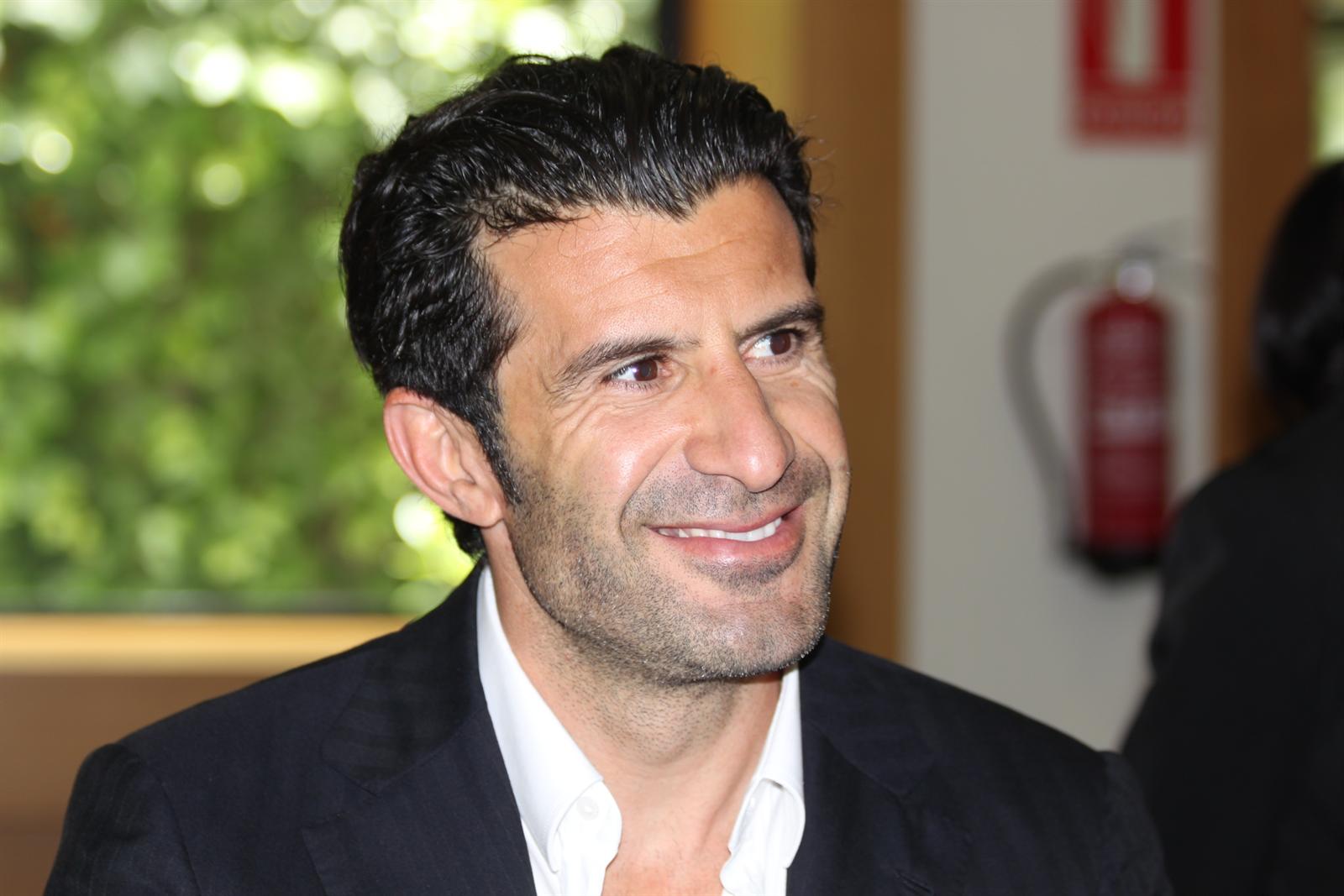 EN VIDEO: el increíble récord Guinness de Luis Figo jugando fútbol a bordo de un avión