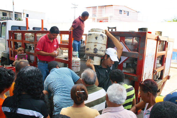 Continúan las protestas por una bombona de gas