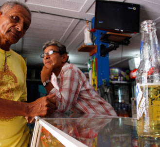 Ventas en licorerías bajan y cerveza aumenta de precio