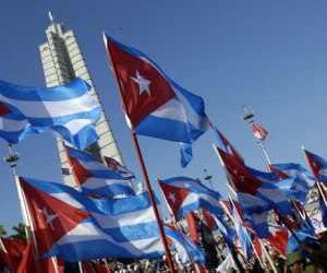 Raúl Castro preside desfile  del 1º de Mayo en honor a Chávez