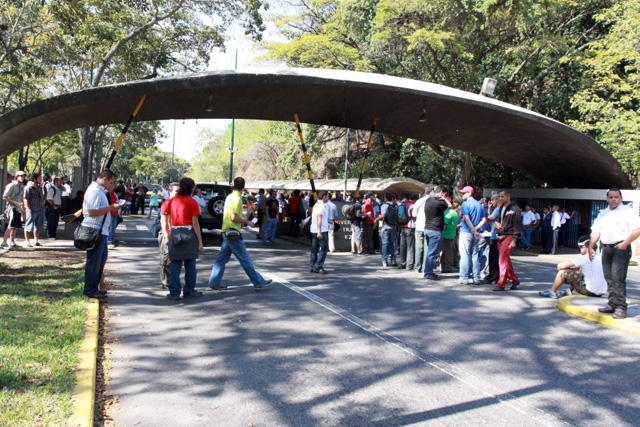 Grupos motorizados agredieron a cinco estudiantes y un profesor en la UCV (Video)