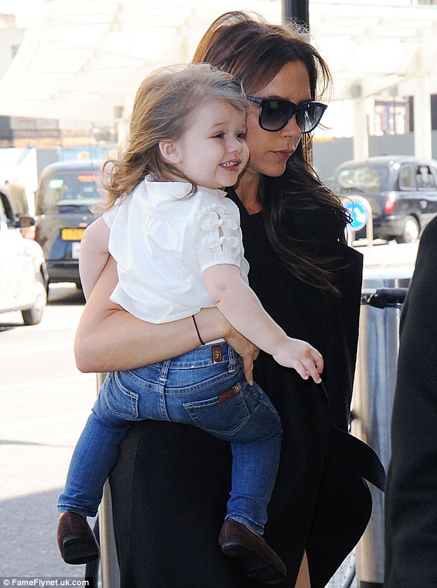 La pequeña Harper Beckham sonríe para los paparazzi (Fotos)