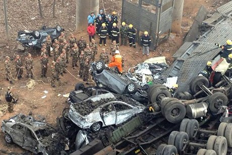 Al menos 33 muertos tras incendio en fábrica de explosivos