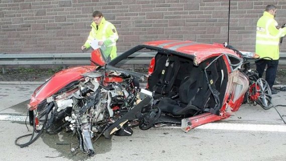 Así queda un Ferrari tras chocar a 300km/h (Fotos)