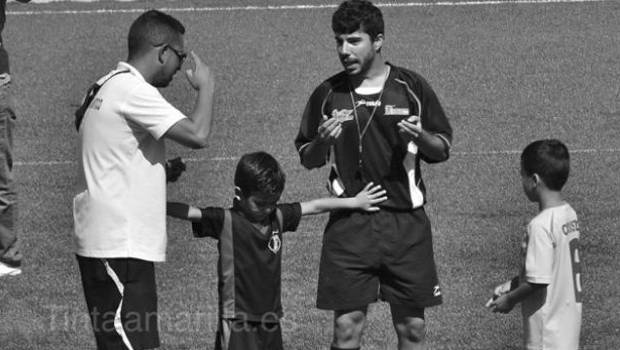 Foto de niño evitando pelea en cancha da la vuelta al mundo (Imagen)