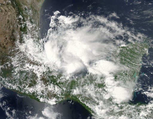 Barry deja un muerto a su paso por México