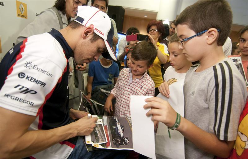 Pastor Maldonado firmó autógrafos en Sevilla (Fotos)