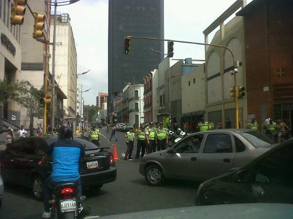 Cierran el paso en la avenida Universidad (Foto)