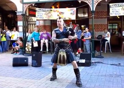 Hombre interpreta “Thunderstruck” con una gaita en flamas (Video)