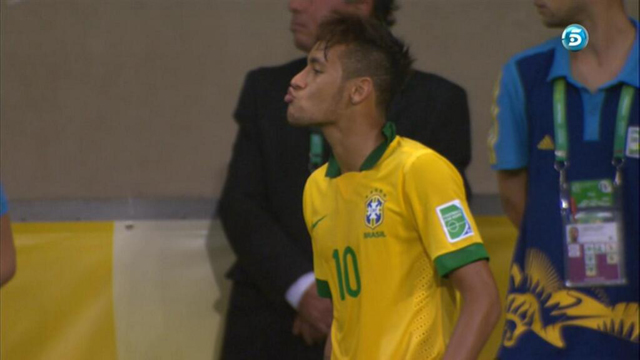 El besito de Neymar a un uruguayo (FOTO)