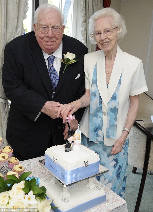 Se viste de novia por primera vez a los 85 años (Fotos + Nunca es tarde)