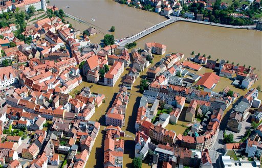 El río Elba rompe dique en el norte de Alemania