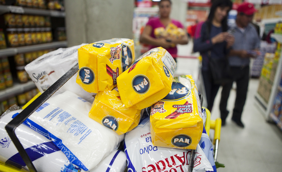 Siguen las colas para comprar alimentos