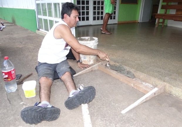 Parapléjico se construye su propia rampa para entrar al edificio (Foto)