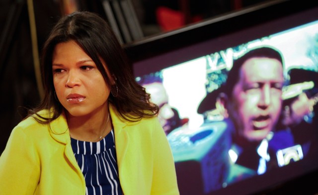 Maria Gabriela Chávez llora al recibir el premio para su fallecido padre (Foto Reuters)