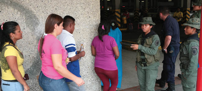 Militares chequean colas por comida