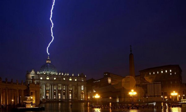 La polémica foto del rayo sobre la cúpula de San Pedro ha sido premiada