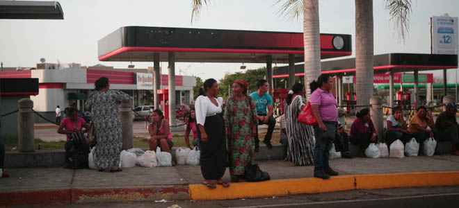 Bloquean cédulas de “bachaqueros”