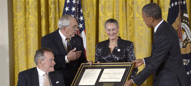 Obama rinde homenaje a Bush padre (Fotos)