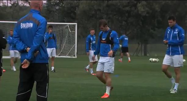 Palo de susto se llevaron estos futbolistas con un trueno (Video)