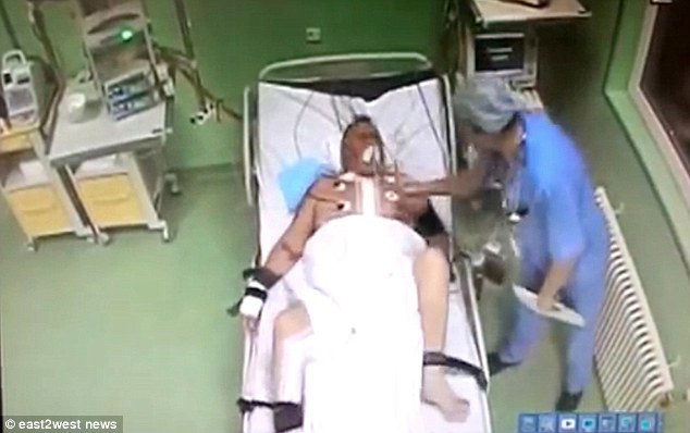 IMPACTANTE: Graban a doctor desalmado golpeando a paciente cardíaco en el corazón (falleció después)