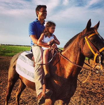 Leopoldo López pasea con su hija Manuela a caballo (Foto + Qué tierno)