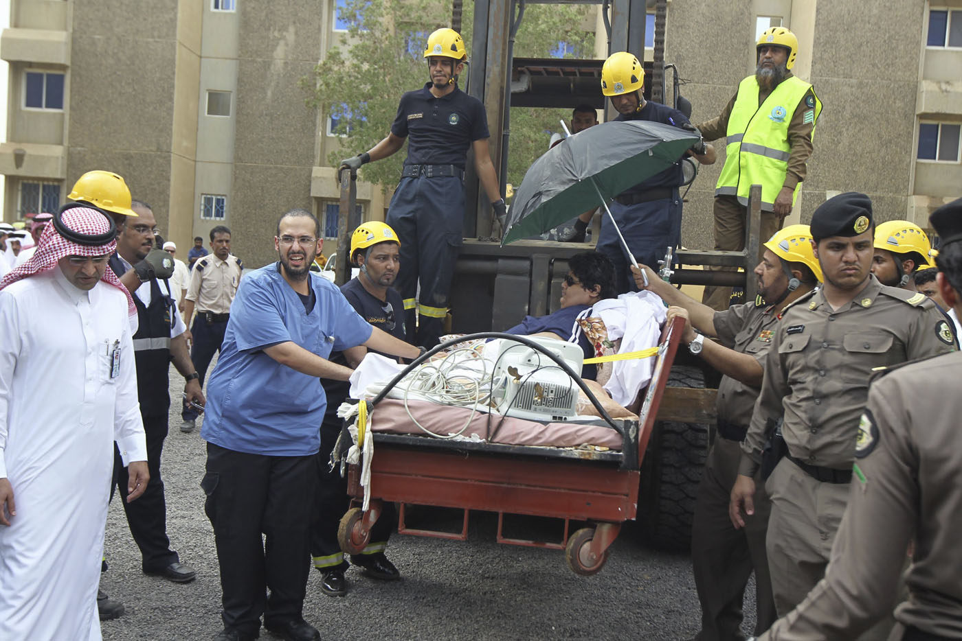 Pesa 610 kilos y necesitaron una grúa para llevarlo al hospital (Fotos)