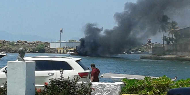 Una lancha se incendia mientras surtía de combustible en Lechería