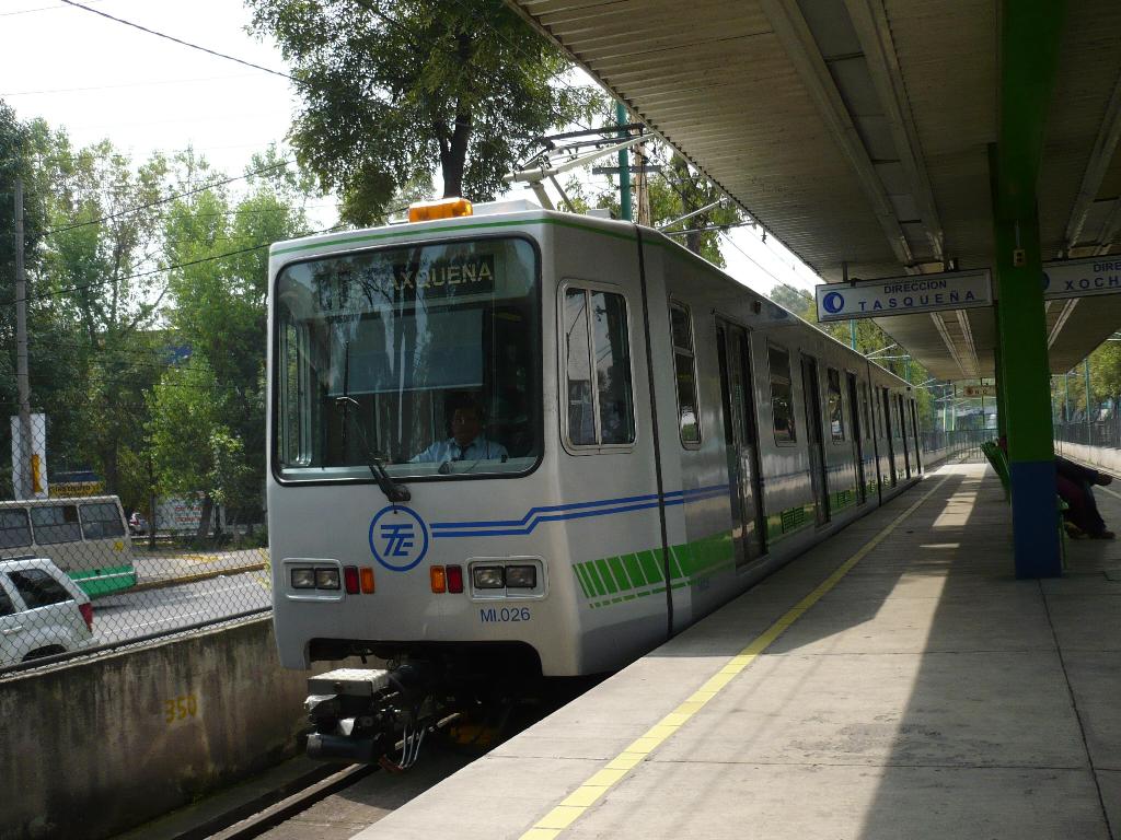 Asciende a nueve los muertos tras descarrilarse tren en México con cientos de personas