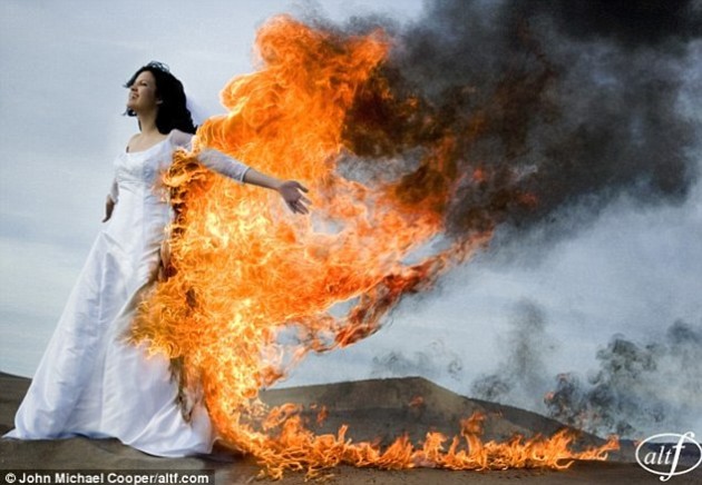 ¿Harías este ‘ritual romántico’ después de tu boda? (FOTOS)